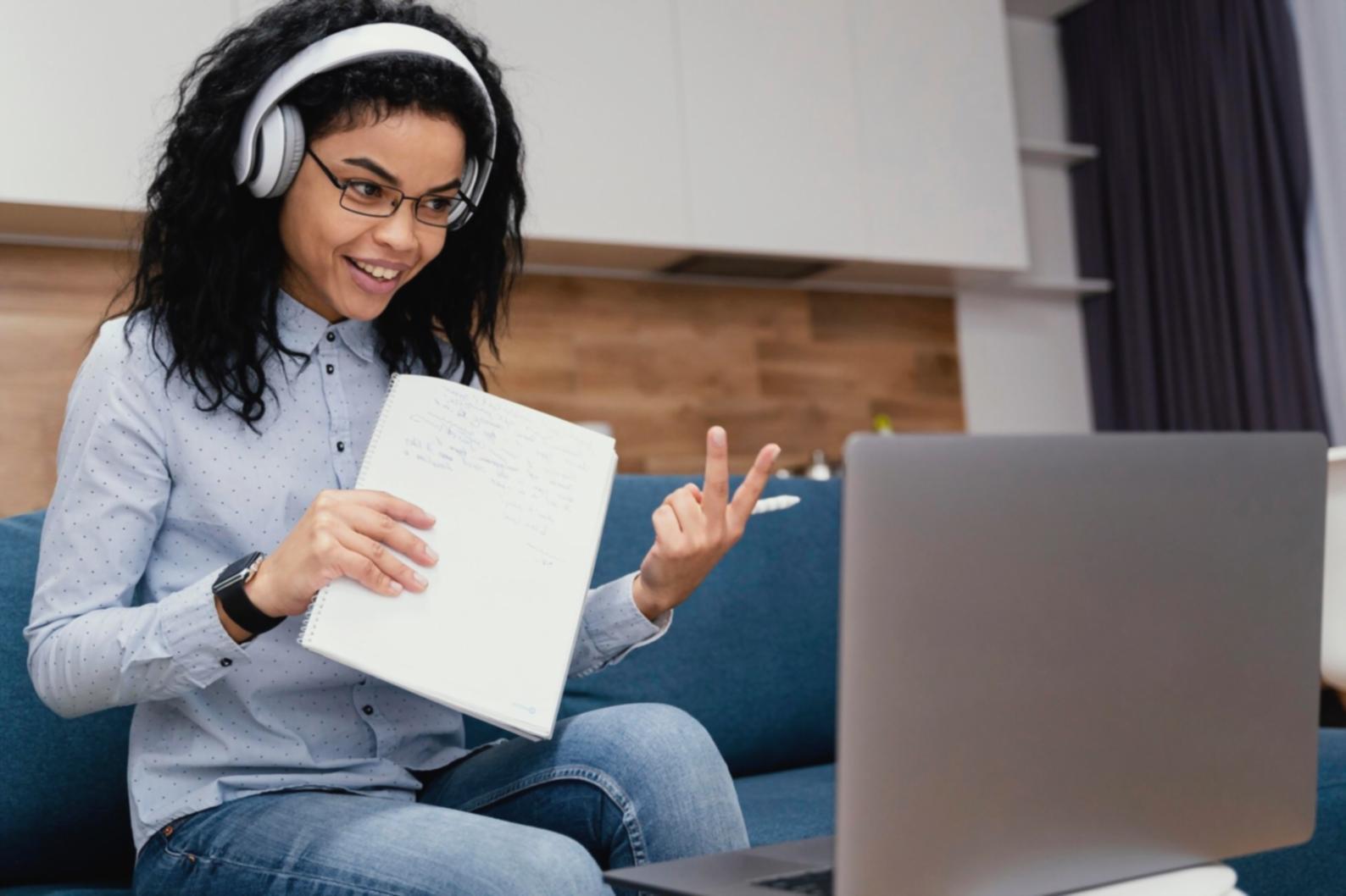 Équipe aerkiqueeon accompagnant les clients dans la gestion du stress financier à Marseille